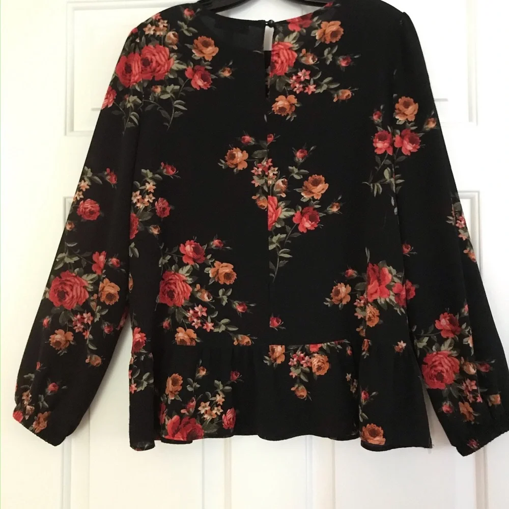 Neiman Marcus floral top, ruffled hem. - Picture 2 of 3